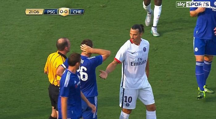 Η αγκωνιά του Ιμπραχίμοβιτς στον Τέρι