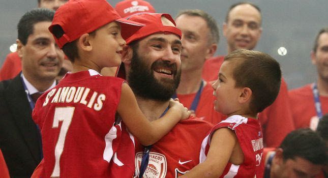 Σπανούλης: “Η οικογένεια ολοκληρώθηκε με μια γυναίκα”