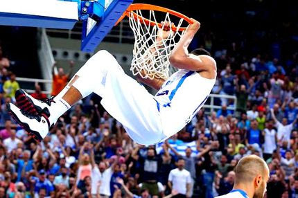 Εξωπραγματικό alley oop κάρφωμα από τον Αντετοκούνμπο