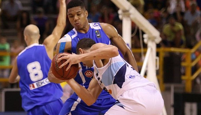 VIDEO: Μοιράζει τάπες ο Αντετοκούνμπο