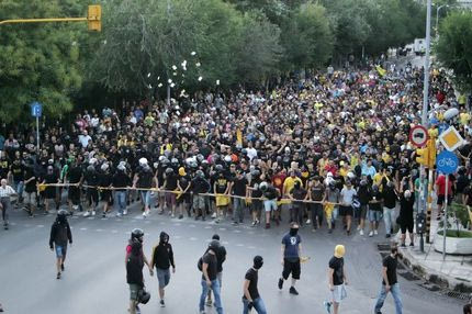 Πορεία των οπαδών του Άρη με απαίτηση τη Football League