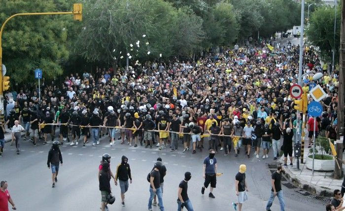 Πορεία των οπαδών του Άρη με απαίτηση τη Football League