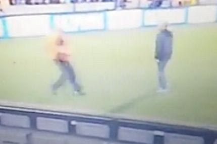 Εισβολέας οπαδός μάταια περιμένει να συλληφθεί