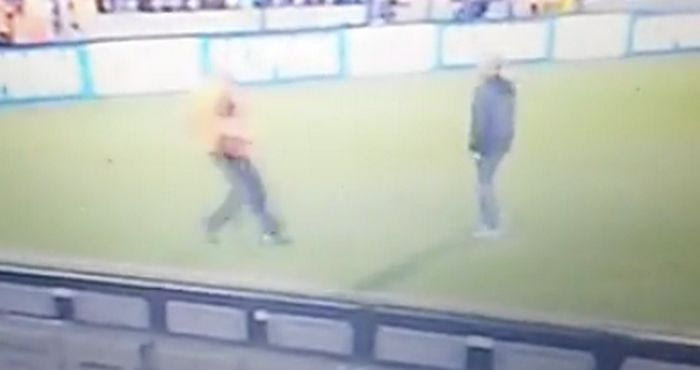 Εισβολέας οπαδός μάταια περιμένει να συλληφθεί