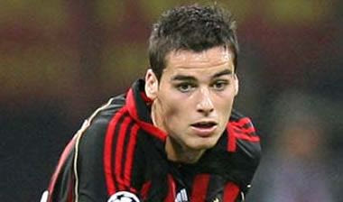 Ανανέωσε με τη Μίλαν ο Γκιουρκούφ