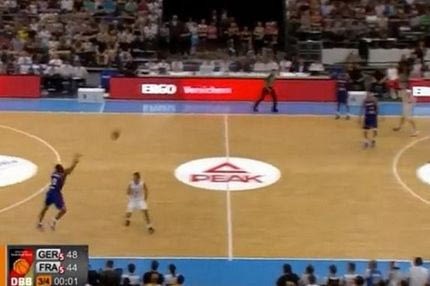 Απίθανο τρίποντο του Καουντί πίσω από το κέντρο