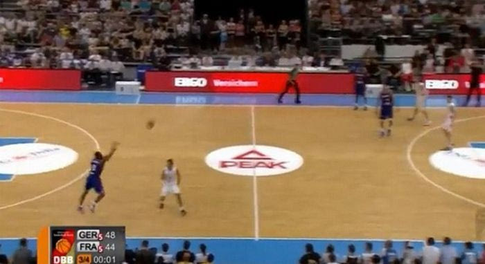 Απίθανο τρίποντο του Καουντί πίσω από το κέντρο