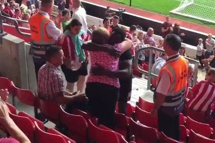 Ανέβηκε στις εξέδρες των αντιπάλων για να απολογηθεί στο “θύμα” του!