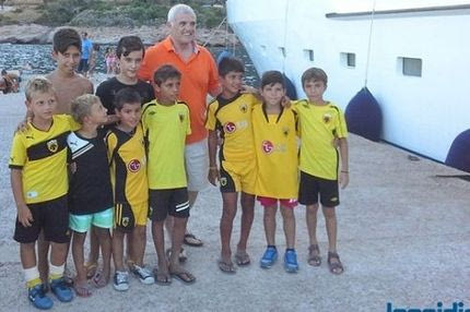 Περιστοιχισμένος από μικρούς ΑΕΚτζήδες ο Μελισσανίδης