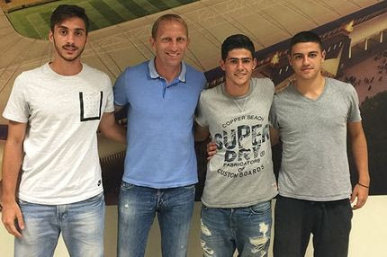 Επαγγελματικά συμβόλαια για τρεις μικρούς