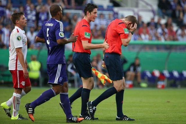 Χτυπήθηκε διαιτητής, διακοπή σε ματς του γερμανικού κυπέλλου