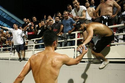 Το χειροκρότημα για την πρόκριση του ΠΑΟΚ