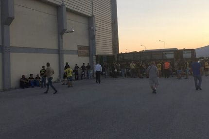 Ένταση και δακρυγόνα έξω από το γήπεδο της Ξάνθης