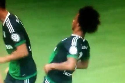 Έβαλε αράχνη στη φανέλα συμπαίκτη του!