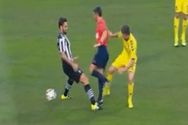 Φάουλ για… κόκκινη στον διαιτητή ο Τζιόλης