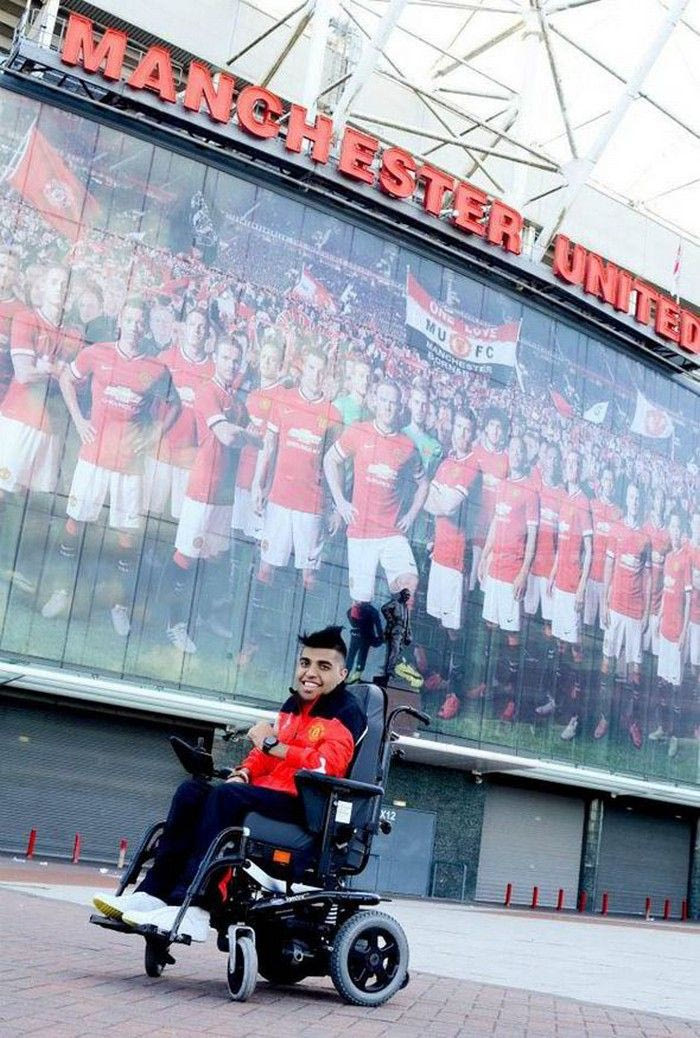 Σε αναπηρικό καροτσάκι ο προπονητής των ακαδημιών της Γιουνάιτεντ