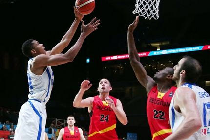 Πήδηξε στο… Θεό ο Αντετοκούνμπο