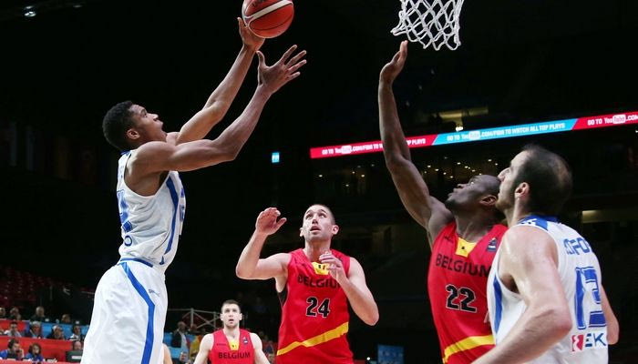 Πήδηξε στο… Θεό ο Αντετοκούνμπο