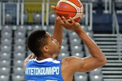 O Αντετοκούνμπο μοχθεί και ιδρώνει