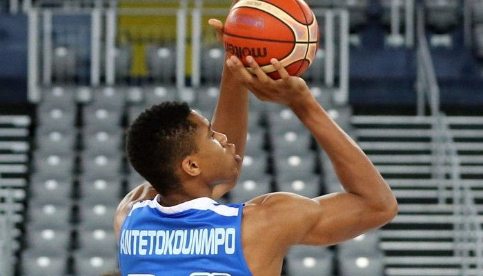 O Αντετοκούνμπο μοχθεί και ιδρώνει