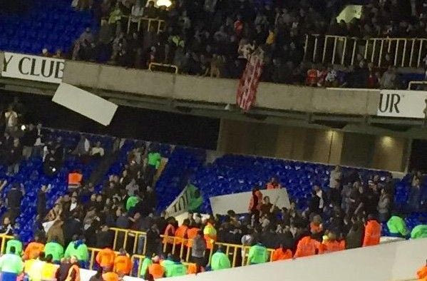 Οπαδοί της Άρσεναλ κατέστρεψαν τις πινακίδες του “Γουάιτ Χαρτ Λέιν”