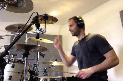 Ο Τσεχ παίζει ντραμς και ροκάρει!