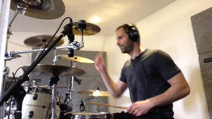 Ο Τσεχ παίζει ντραμς και ροκάρει!