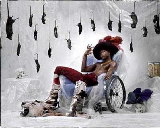 Ο Σισέ σε καροτσάκι με κρεμασμένα ποντίκια