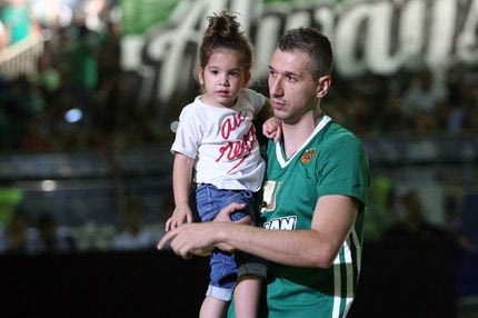 Με νέο λουκ και με την κόρη του αγκαλιά ο Διαμαντίδης