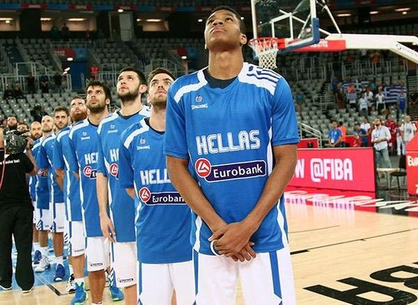 Οι ευχές της Εθνικής ποδοσφαίρου στην Εθνική μπάσκετ