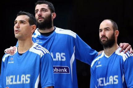 Αγκαλιασμένη η “παλιά φρουρά” στον εθνικό ύμνο