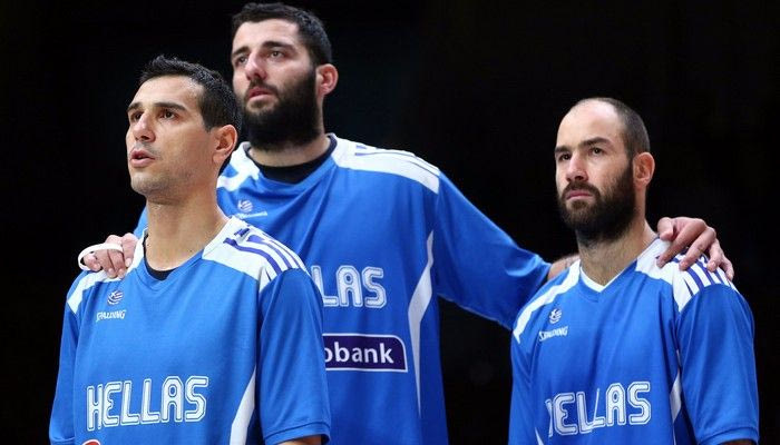 Αγκαλιασμένη η “παλιά φρουρά” στον εθνικό ύμνο