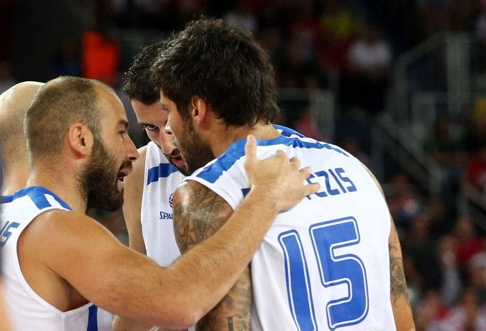 Το… παρεάκι και η αγκαλιά του Μπουρούση στον Παπανικολάου