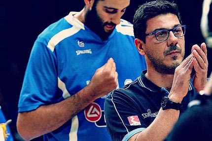 Προπονητή με μάτια που γυαλίζουν και όχι που δακρύζουν