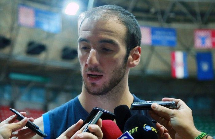 Κουφός: “Ο ένας για τον άλλον”