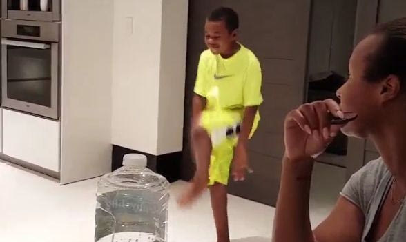 Ο υιός ΛεΜπρον μιμείται τον πατέρα του