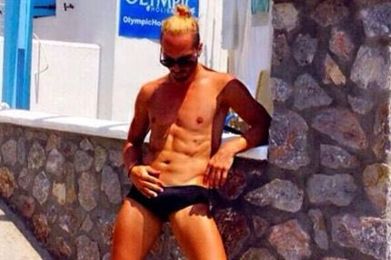 Ο Ιωάννης Μελισσανίδης ποζάρει με μαγιό και προσκαλεί τουρίστες