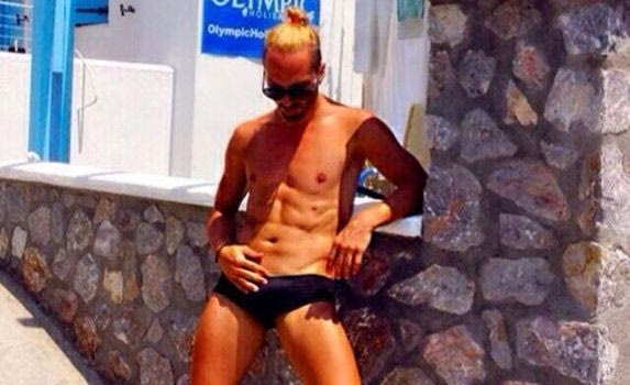 Ο Ιωάννης Μελισσανίδης ποζάρει με μαγιό και προσκαλεί τουρίστες