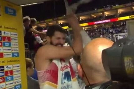 Ο Μίροτιτς έσκισε τη σημαία της Σερβίας