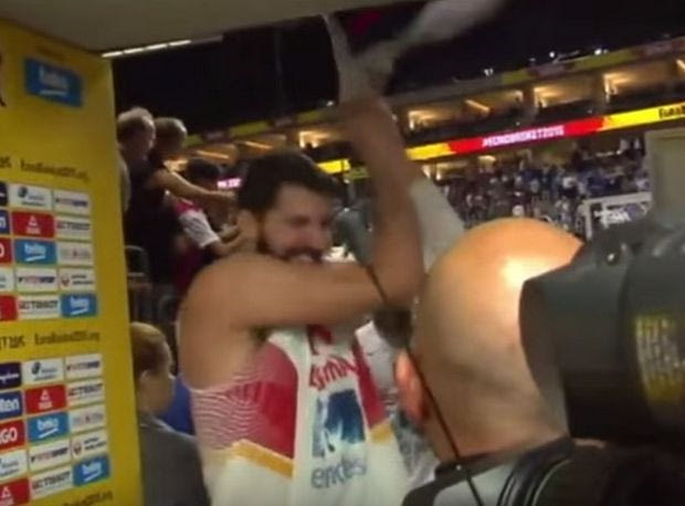 Ο Μίροτιτς έσκισε τη σημαία της Σερβίας