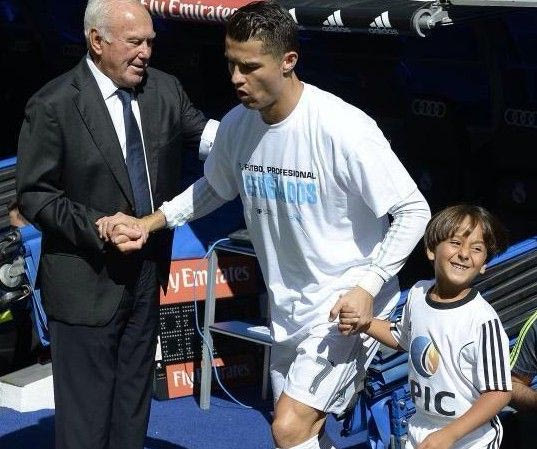 Στον αγωνιστικό χώρο με τον μικρό πρόσφυγα ο Ρονάλντο