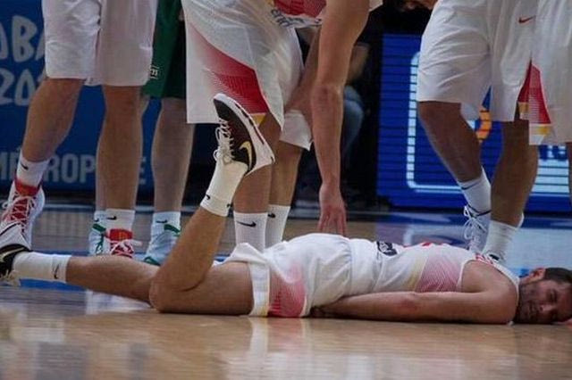 Αγριες αποδοκιμασίες στον τραυματία και υποβασταζόμενο Ρούντι Φερνάντεθ