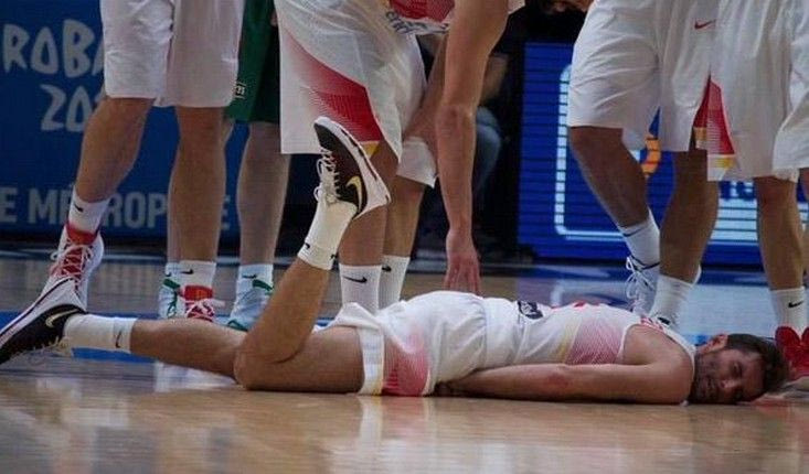 Αγριες αποδοκιμασίες στον τραυματία και υποβασταζόμενο Ρούντι Φερνάντεθ