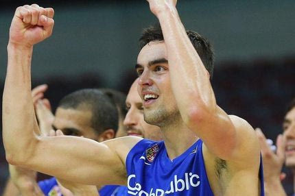 Ανανεώνει τον Σατοράνσκι