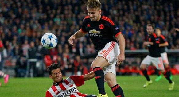 Λουλούδια στον Σο από τους οπαδούς της Αϊντχόφεν