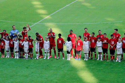 Με παιδιά προσφύγων στο γήπεδο οι παίκτες της Μπάγερν Μονάχου