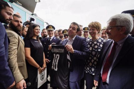 Φωτογραφήθηκε με φανέλα του Μπερμπάτοφ ο Τσίπρας