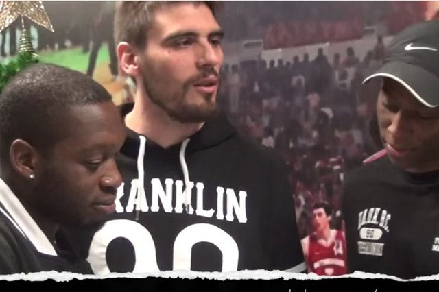 Έπος: Οι παίκτες του ΠΑΟΚ προσπάθησαν να πουν τα κάλαντα