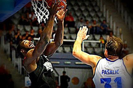 Ολυμπιακός των πολλών γκαρντ, της πίεσης και της πλάτης