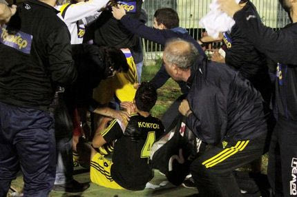 Σοκαριστικές εικόνες: Αιμόφυρτος στο έδαφος παίκτης της Αναγέννησης